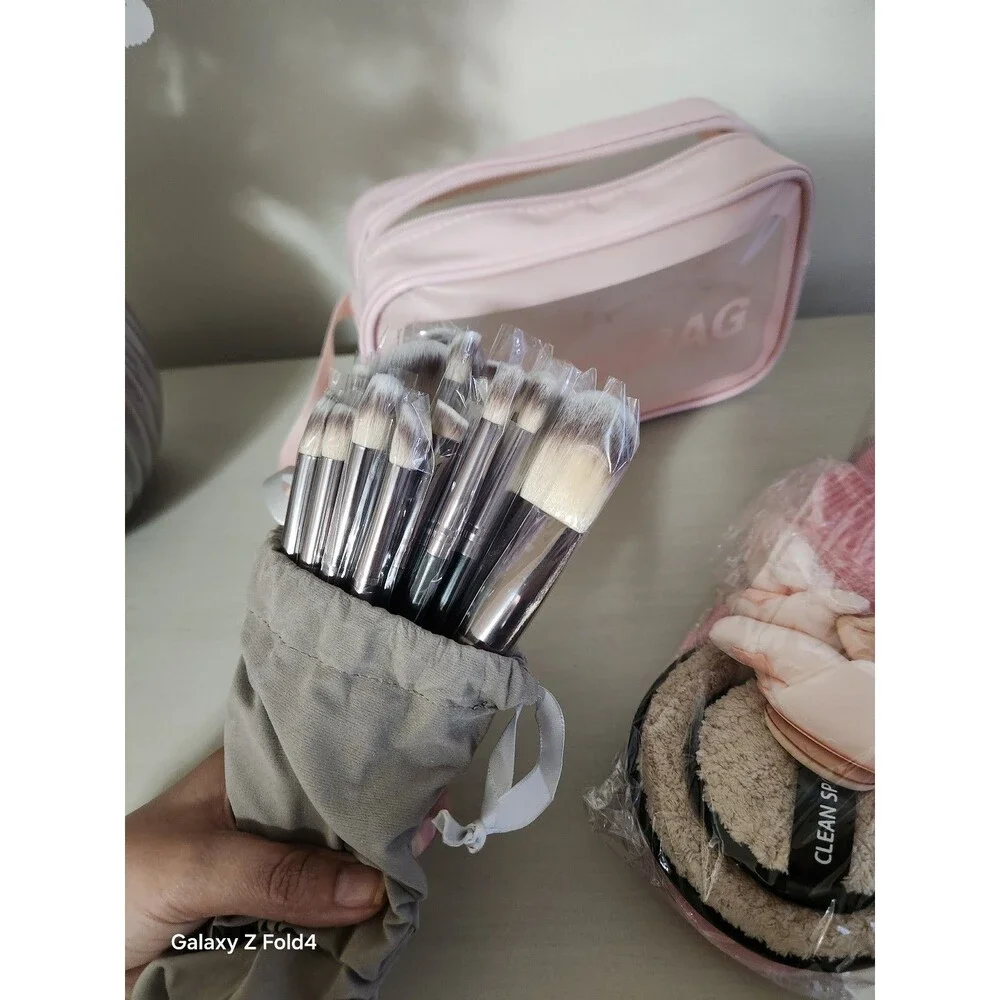 Complete Makeup Set – Brushes, Sponges & Storage Bags (New)